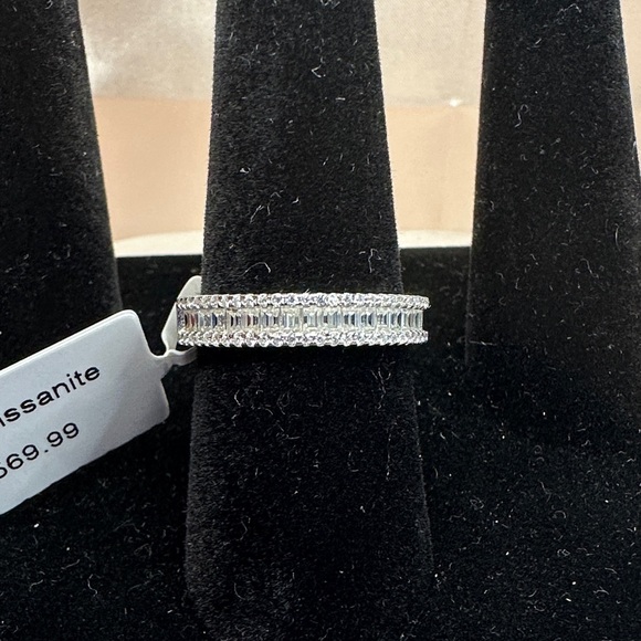 NEW - 0.84 CTW Moissanite Diamond Sterling Silver Half Eternity Ring Size 8